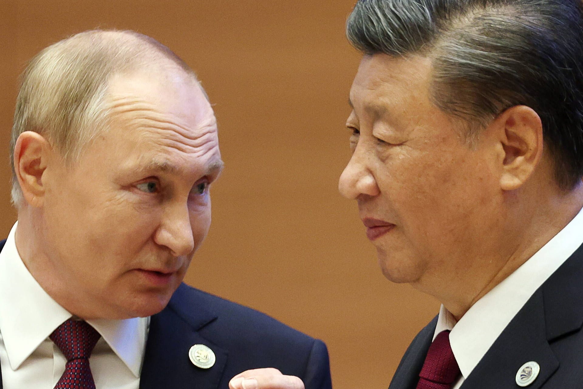 Wladimir Putin und Xi Jinping: China kann Russland nicht fallen lassen, sagt Experte Klaus Mühlhahn.