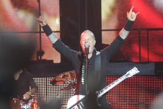 Metallica-Frontmann James Hetfield auf der Bühne (Archivbild): Das Bild entstand 2014 in Hamburg.