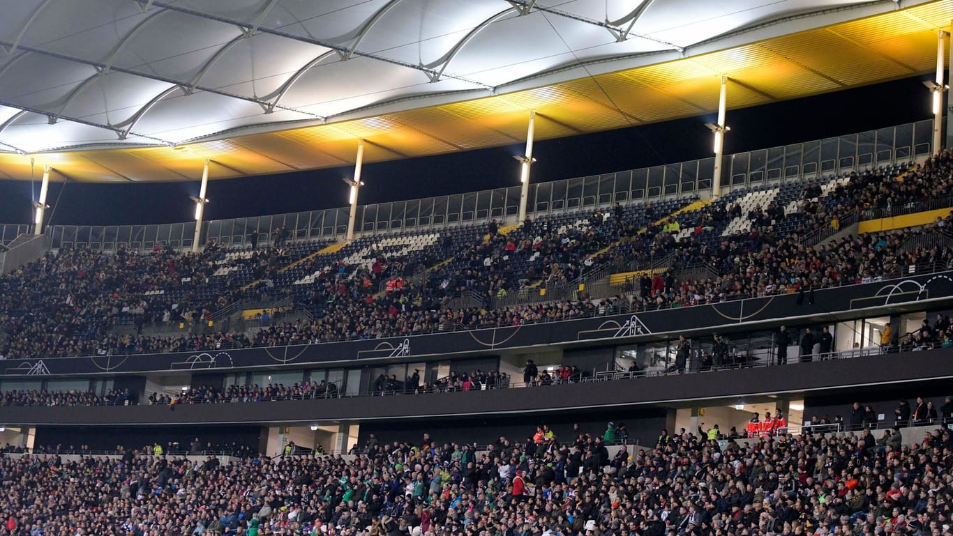 Das nicht ausverkaufte Frankfurter Stadion bei einem deutschen Länderspiel im Herbst 2019.