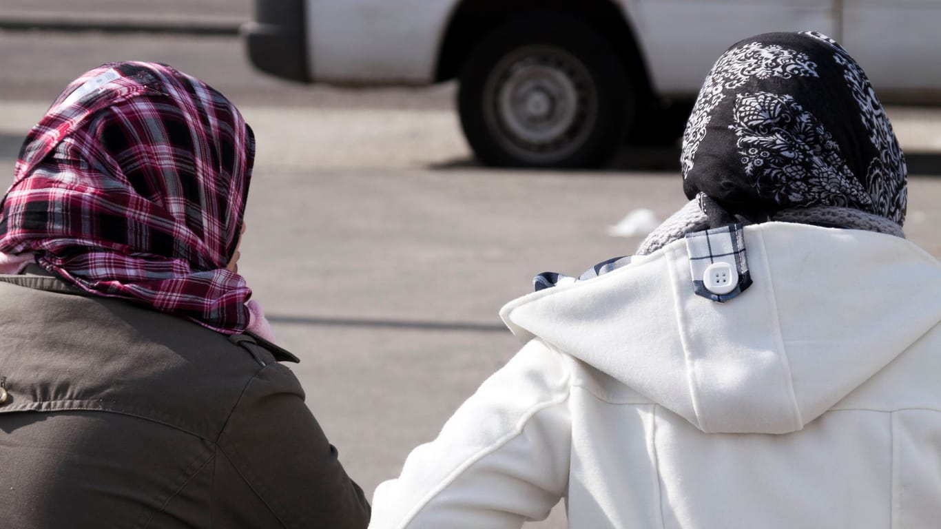 Zwei Muslimas mit Kopftuch (Symbolfoto): In Herne wird wegen der Kopfbedeckung einem Mädchen ein Praktikum verwehrt.