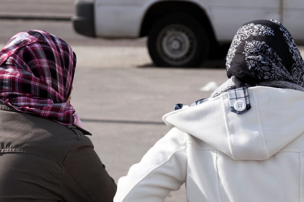 Zwei Muslimas mit Kopftuch (Symbolfoto): In Herne wird wegen der Kopfbedeckung einem Mädchen ein Praktikum verwehrt.