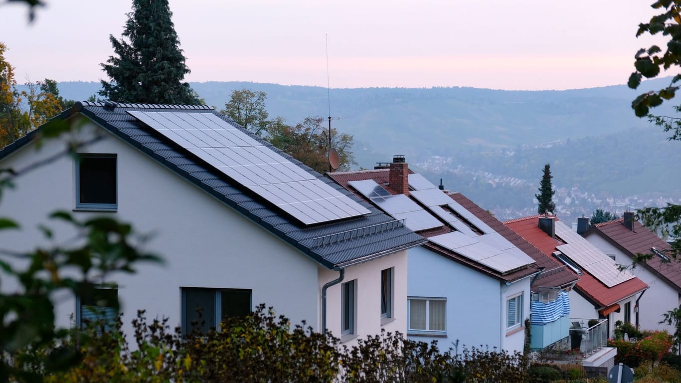 Solaranlagen sind auf den Dächern von drei Wohnhäusern angebracht: Die EU-Kommission will die Zeit der Genehmigung dafür auf einen Monat verkürzen.