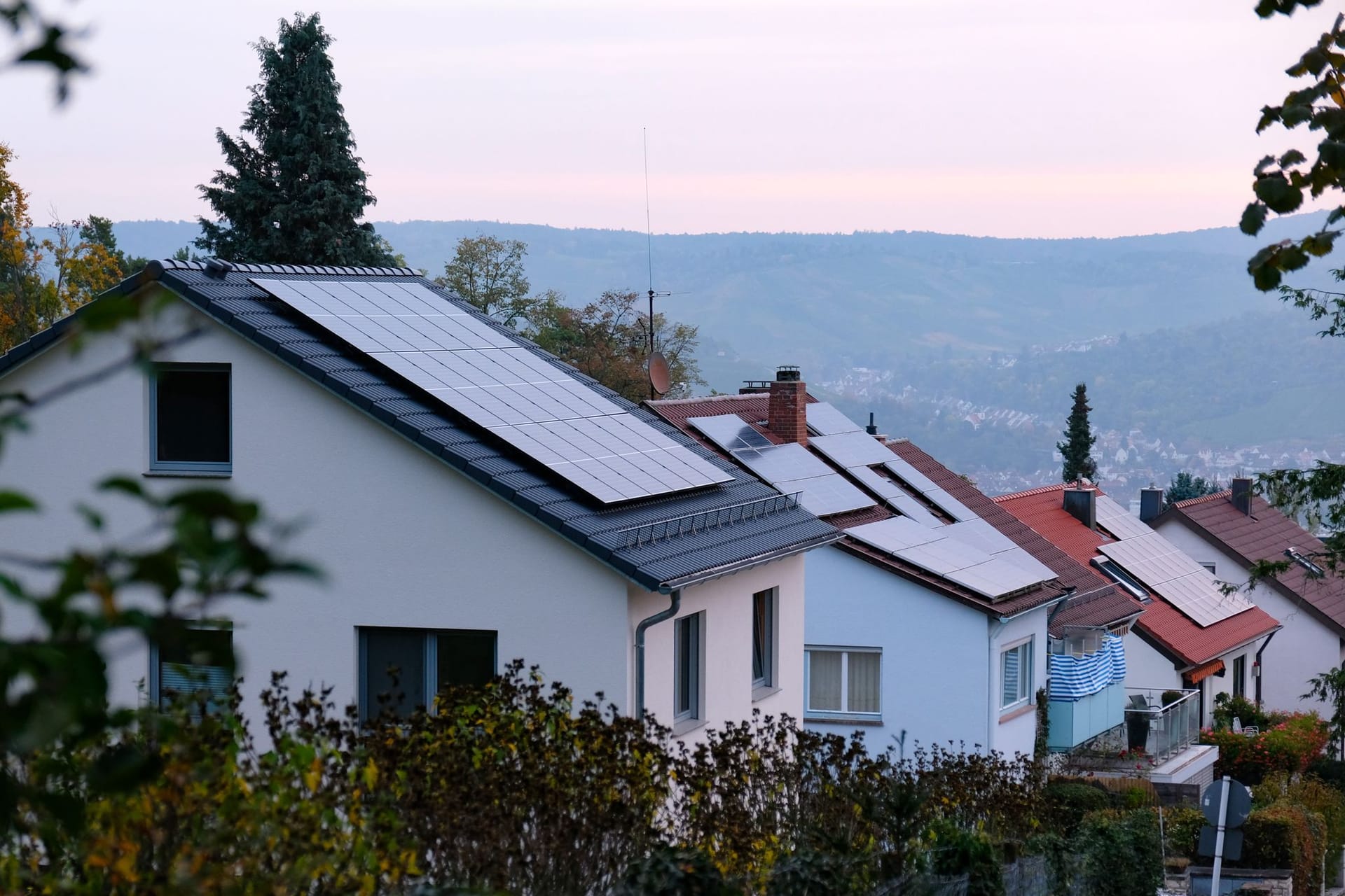 Solaranlagen sind auf den Dächern von drei Wohnhäusern angebracht: Die EU-Kommission will die Zeit der Genehmigung dafür auf einen Monat verkürzen.