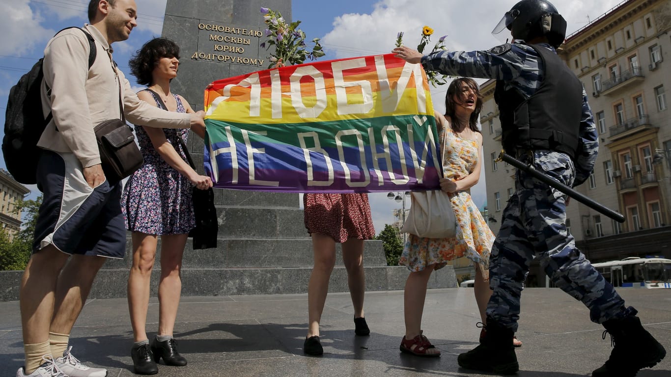 Polizist blockiert Protest in Moskau (Archivbild): Schon seit 2013 gibt es in Russland ein Gesetz, das die Rechte der queeren Community massiv einschränkt.