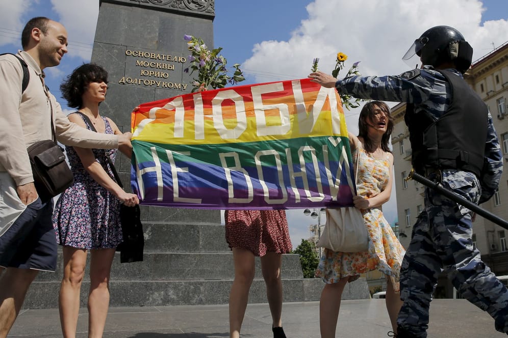 Polizist blockiert Protest in Moskau (Archivbild): Schon seit 2013 gibt es in Russland ein Gesetz, das die Rechte der queeren Community massiv einschränkt.