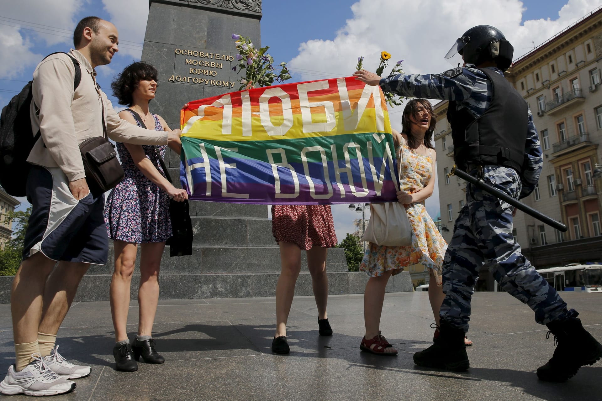 Polizist blockiert Protest in Moskau (Archivbild): Schon seit 2013 gibt es in Russland ein Gesetz, das die Rechte der queeren Community massiv einschränkt.