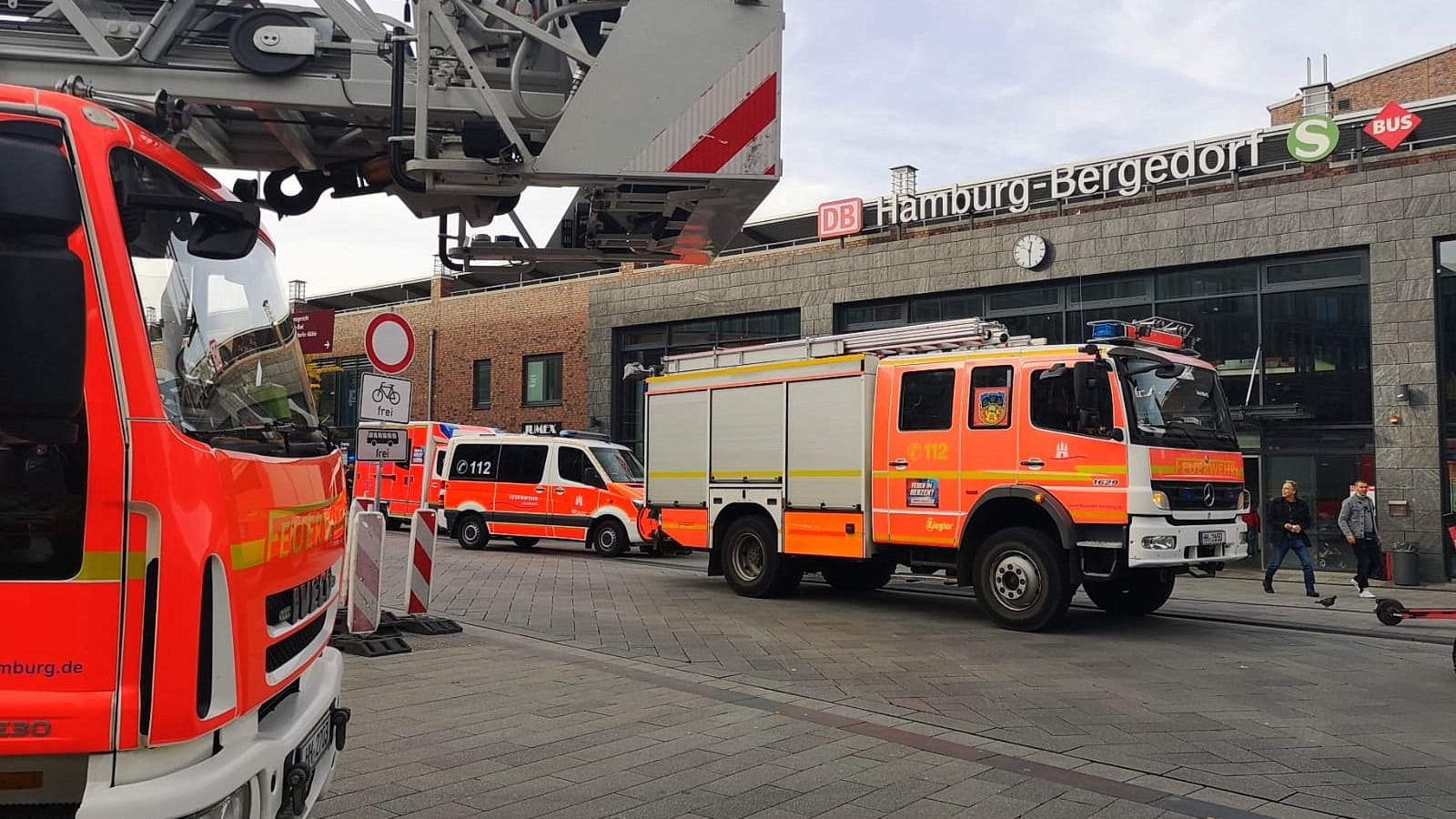 Rettungsfahrzeuge der Feuerwehr stehen vor dem Bahnhof: Die Person konnte nicht mehr gerettet werden.