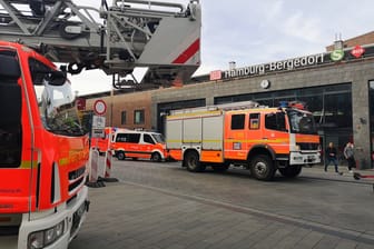 Rettungsfahrzeuge der Feuerwehr stehen vor dem Bahnhof: Die Person konnte nicht mehr gerettet werden.