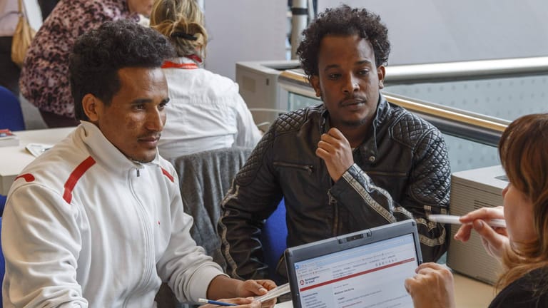 Zugewanderte aus Eritrea auf einer Jobbörse (Archivbild): Wer eine erfolgreich abgeschlossene Berufsausbildung hat, kann früher einen Antrag auf Einbürgerung stellen.