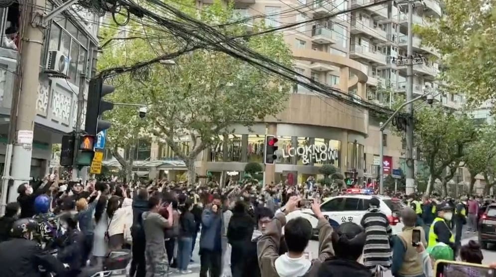 Demonstration in Shanghai: In zahlreichen Großstädten in China protestieren die Menschen – es sind die größten Proteste seit Jahrzehnten.