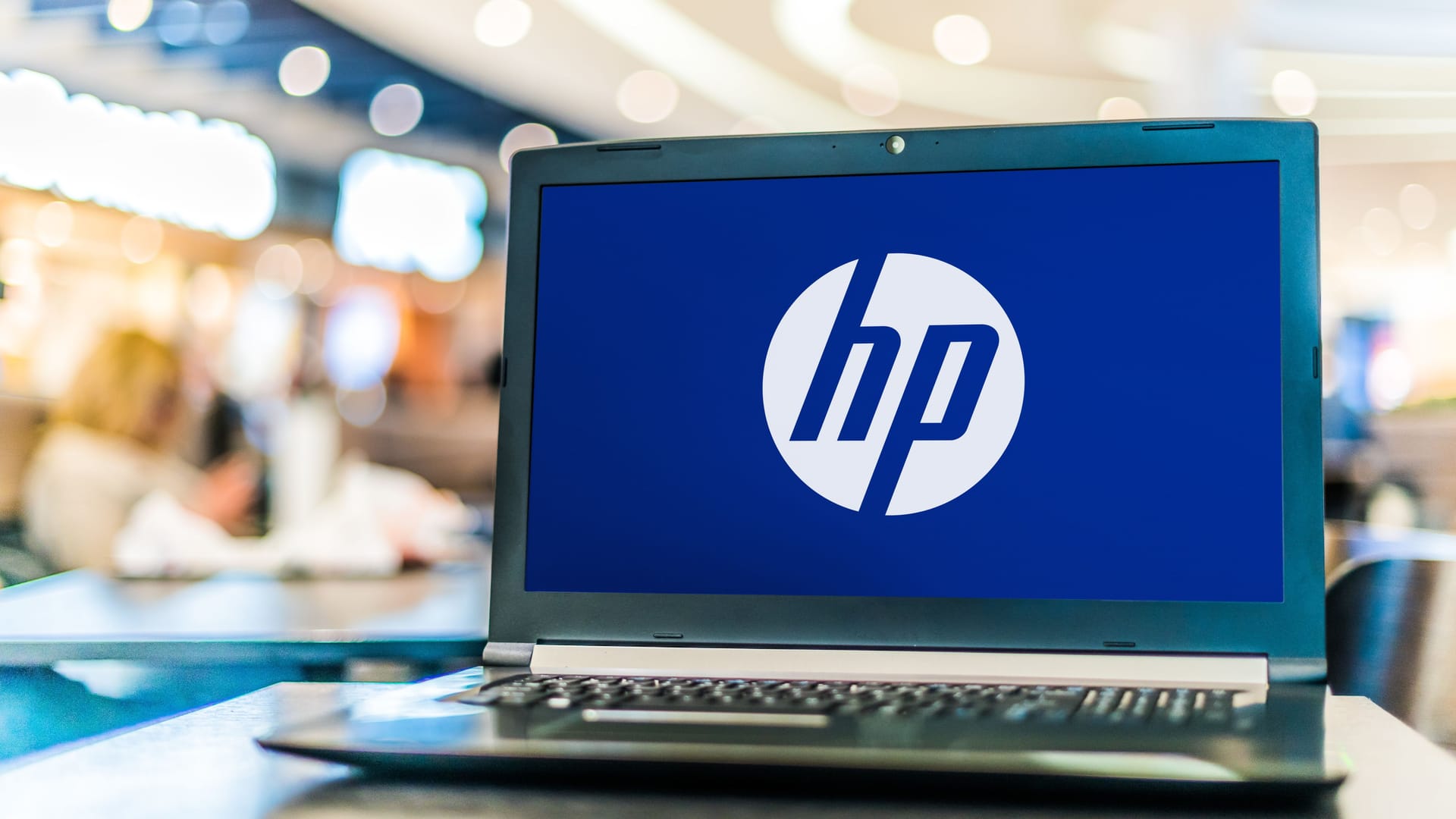 Logo Computerfirma HP auf einem Laptop: Auch Amazon, Facebook und Twitter haben in den vergangenen Wochen massive Personaleinschnitte bekannt gegeben.