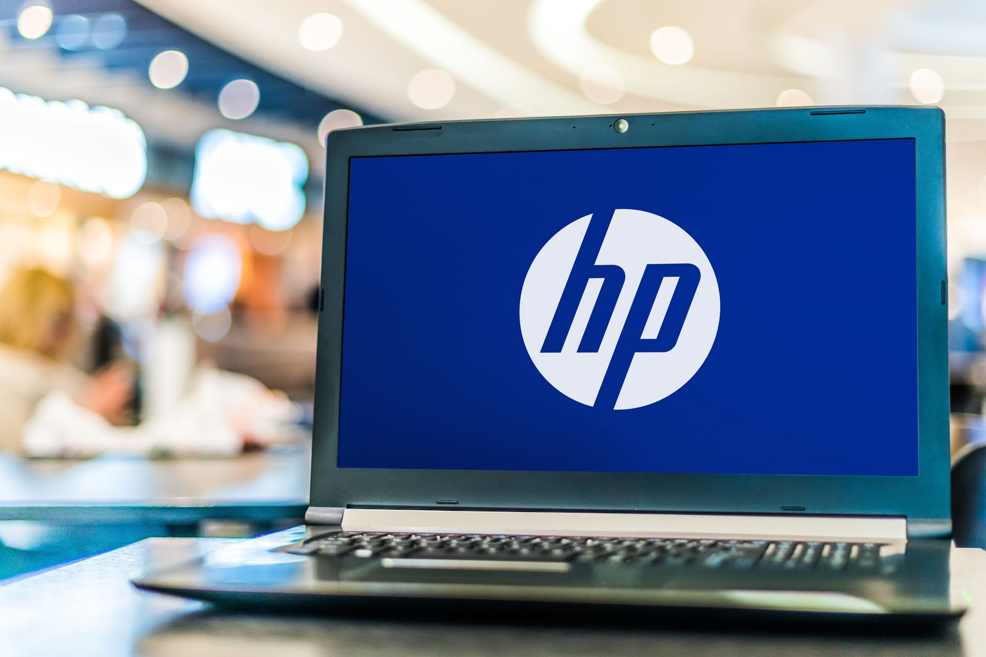 Logo Computerfirma HP auf einem Laptop: Auch Amazon, Facebook und Twitter haben in den vergangenen Wochen massive Personaleinschnitte bekannt gegeben. Logo Computerfirma HP auf einem Laptop: Auch Amazon, Facebook und Twitter haben in den vergangenen Wochen massive Personaleinschnitte bekannt gegeben.