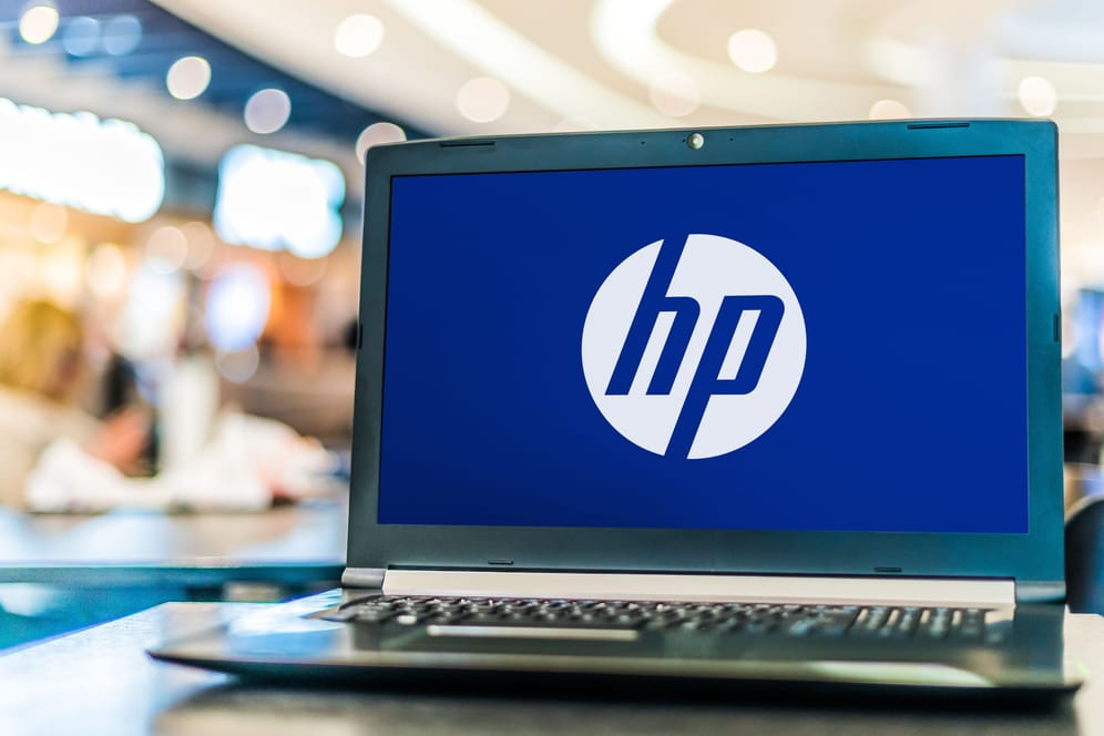 Logo Computerfirma HP auf einem Laptop: Auch Amazon, Facebook und Twitter haben in den vergangenen Wochen massive Personaleinschnitte bekannt gegeben.