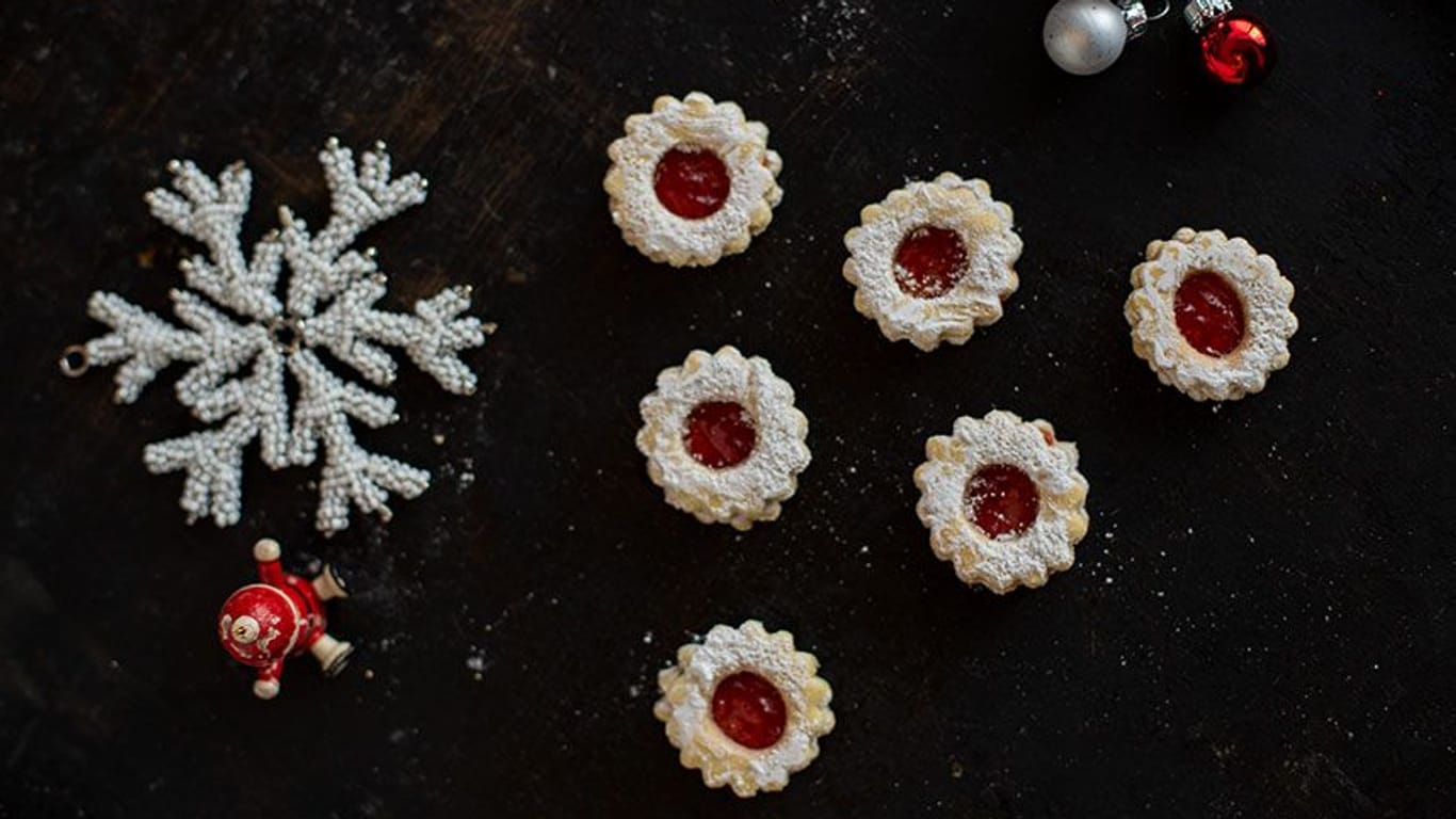 Spitzbuben-Plätzchen: Die Kekse können Sie mit Marmelade Ihrer Wahl verfeinern.