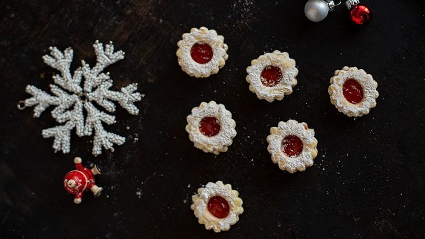 Spitzbuben-Plätzchen: Die Kekse können Sie mit Marmelade Ihrer Wahl verfeinern.