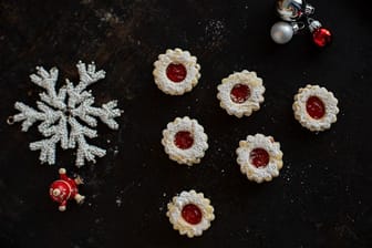 Spitzbuben-Plätzchen: Die Kekse können Sie mit Marmelade Ihrer Wahl verfeinern.