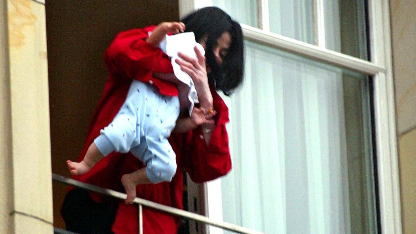 19. November 2002: Michael Jackson hält sein jüngstes Kind über die Balkonbrüstung im Berliner Hotel Adlon.