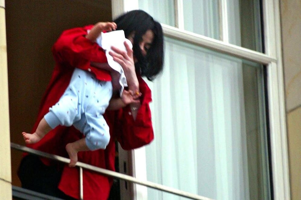 19. November 2002: Michael Jackson hält sein jüngstes Kind über die Balkonbrüstung im Berliner Hotel Adlon.