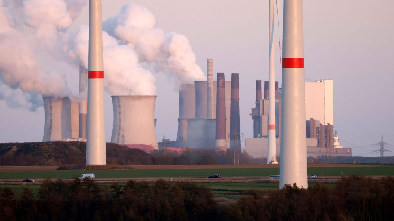 Windräder vor einem Braunkohlekraftwerk (Symbolfoto): Die Energiecharta soll Investitionen in Energieprojekte schützen.
