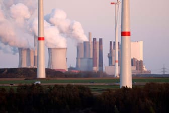 Windräder vor einem Braunkohlekraftwerk (Symbolfoto): Die Energiecharta soll Investitionen in Energieprojekte schützen.