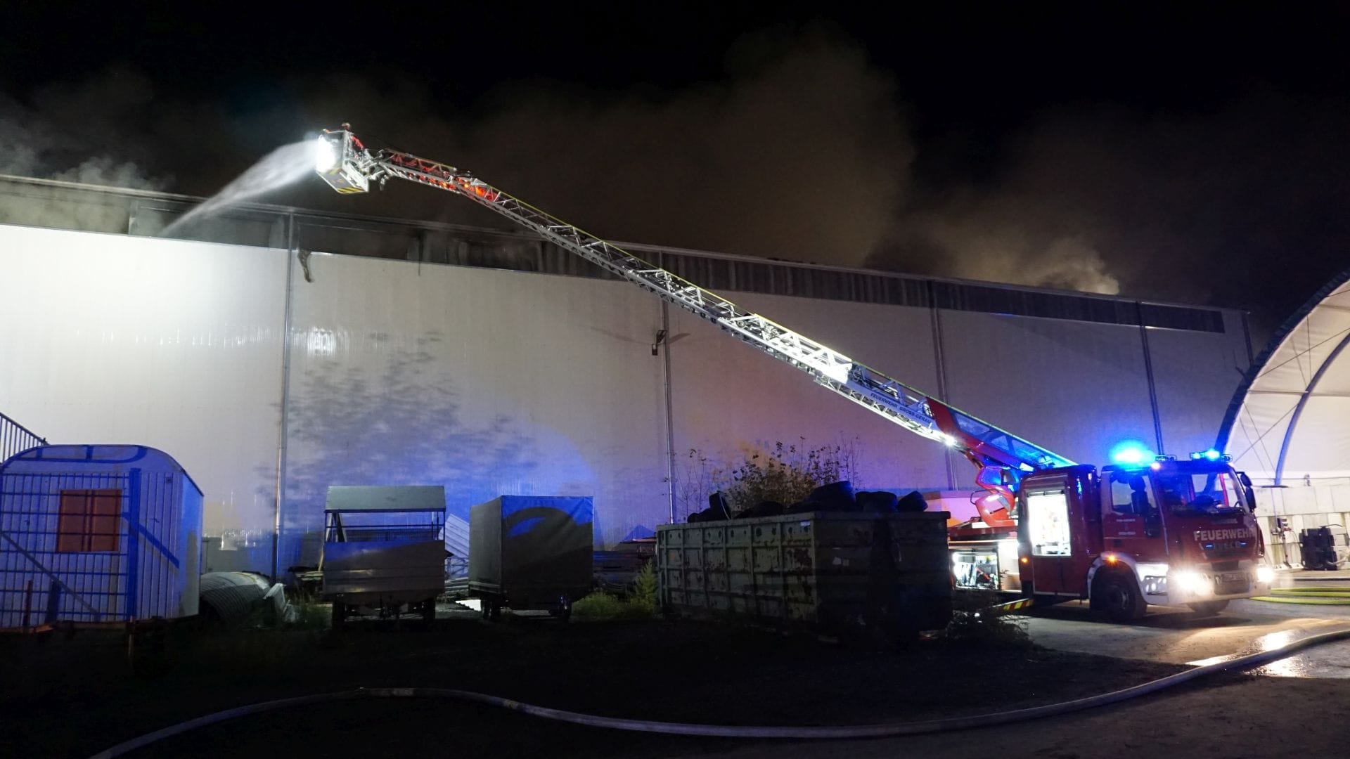 Brand in Lagerhalle: Die Polizei geht von einer Schadenssummer im sechsstelligen Bereich aus.