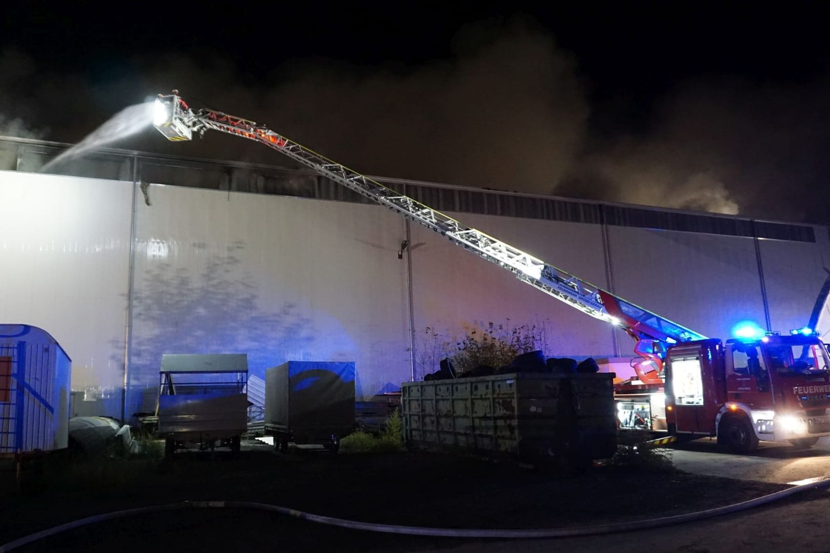 Brand in Lagerhalle: Die Polizei geht von einer Schadenssummer im sechsstelligen Bereich aus.