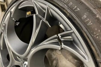 Lebensgefährlich: Bestimmte Räder des Herstellers Esseruote könnten während der Fahrt brechen, warnt das Kraftfahrt-Bundesamt.