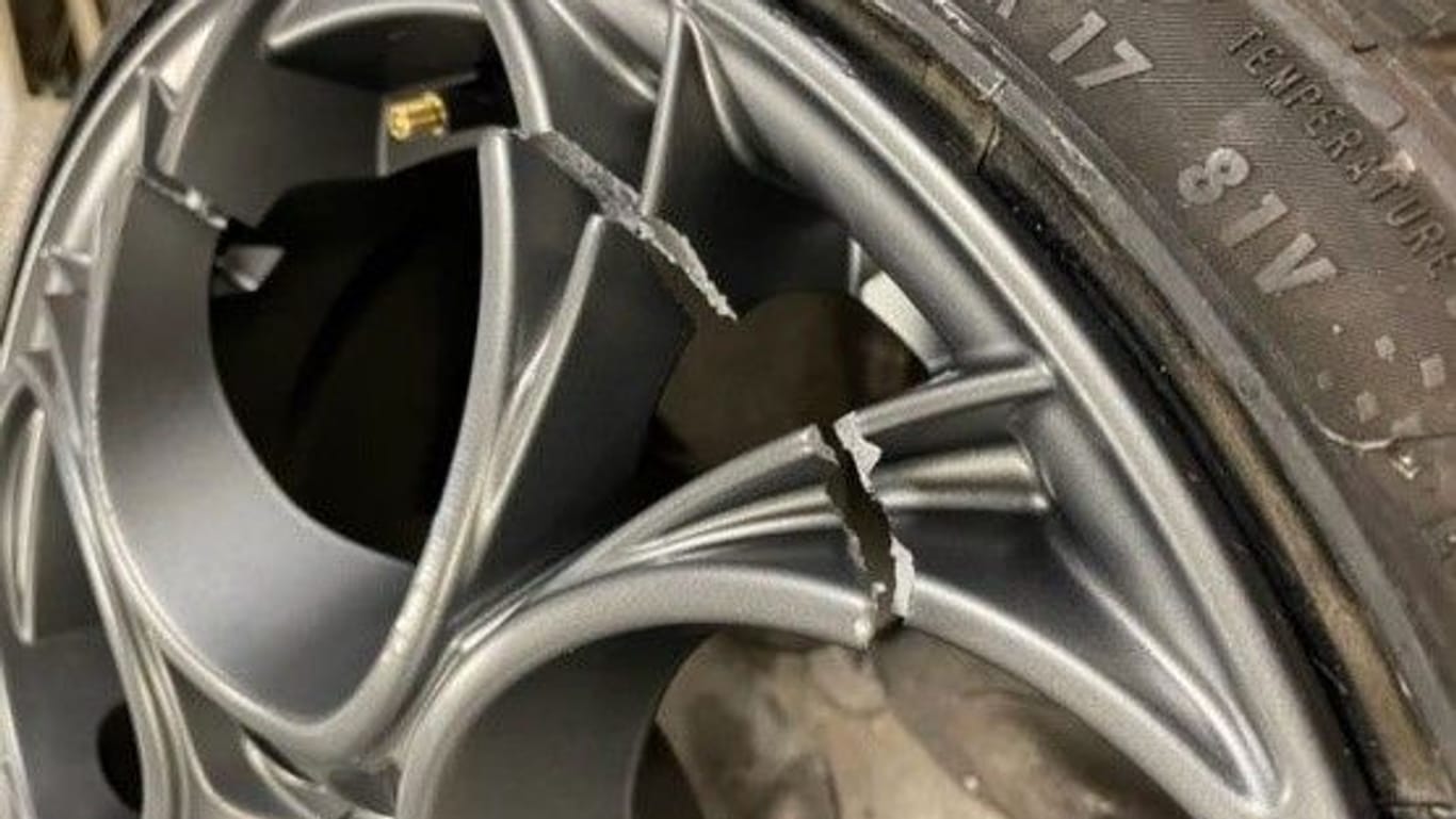Lebensgefährlich: Bestimmte Räder des Herstellers Esseruote könnten während der Fahrt brechen, warnt das Kraftfahrt-Bundesamt.
