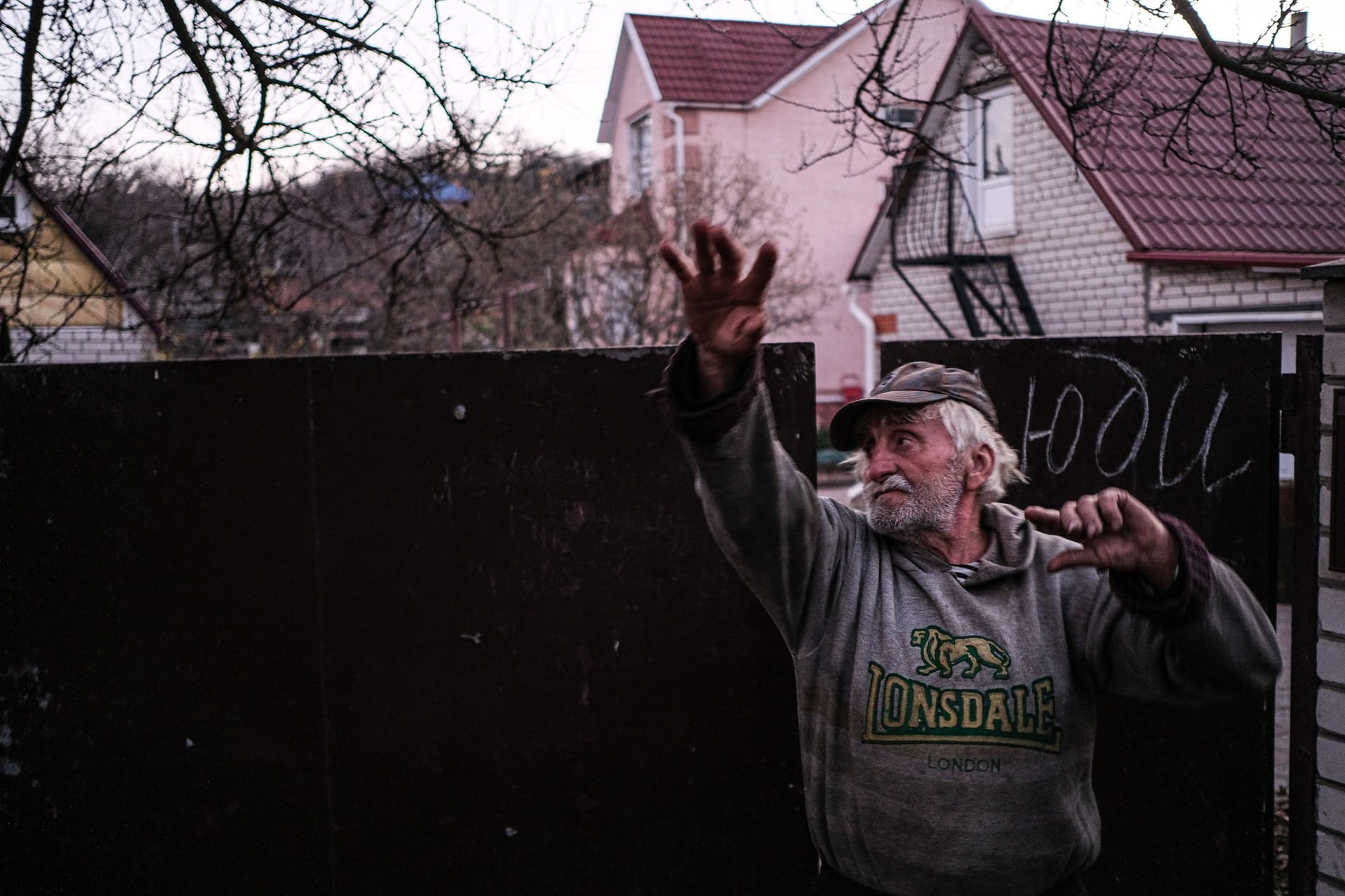 Ein Anwohner erzählt von der Zerstörung, als sich die Russen aus der Stadt zurückzogen.