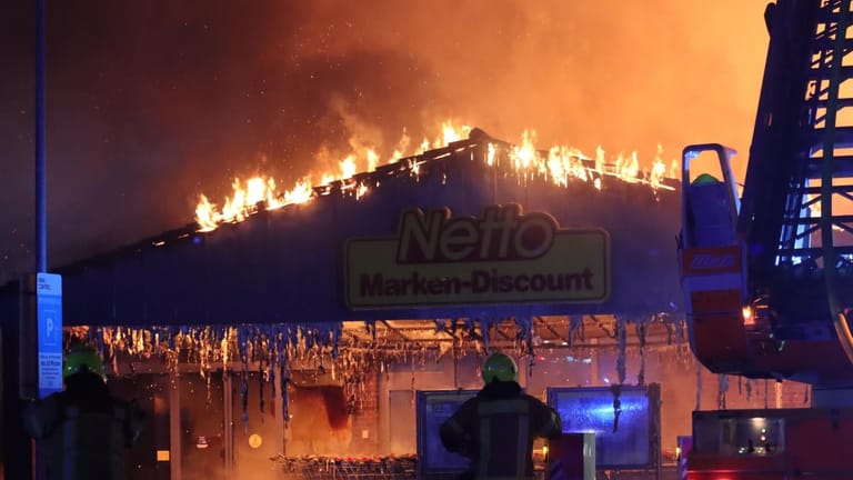 Netto-Filiale in Flammen: Die Feuerwehr löschte den Supermarkt bis in den Morgen.