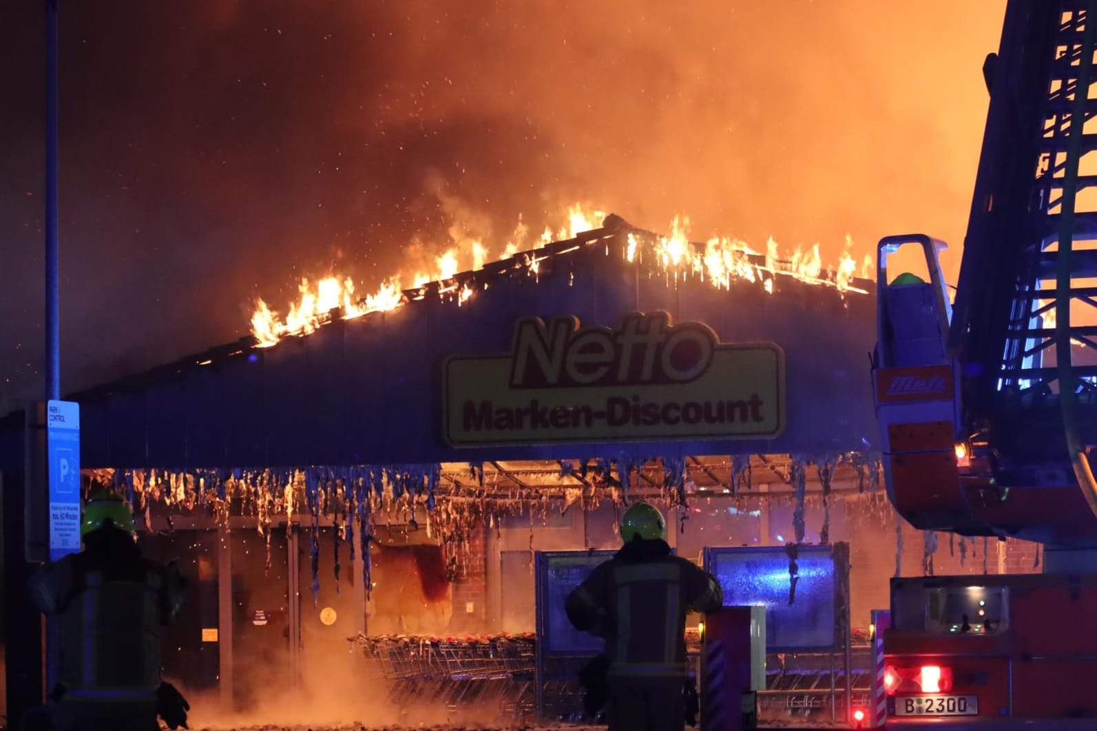 Netto-Filiale in Flammen: Die Feuerwehr löschte den Supermarkt bis in den Morgen.