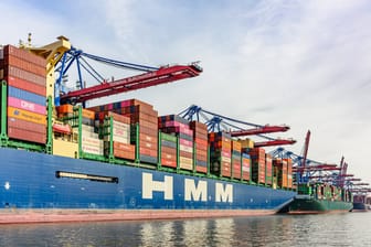 Das Containerschiff HMM St. Petersburg im Hamburger Hafen: Das Exportgeschäft gilt als Rückgrat der deutschen Wirtschaft.