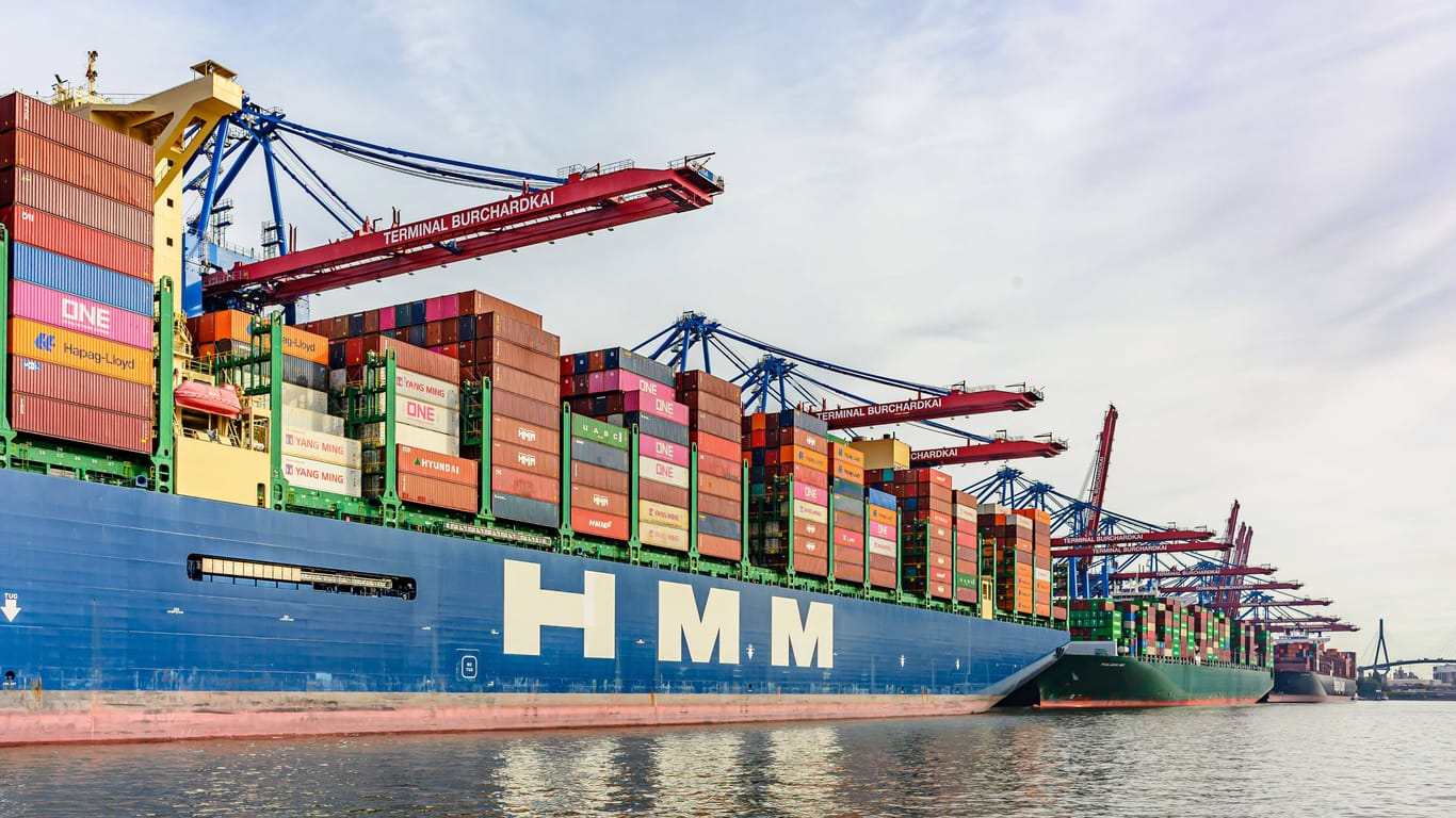 Das Containerschiff HMM St. Petersburg im Hamburger Hafen: Das Exportgeschäft gilt als Rückgrat der deutschen Wirtschaft.