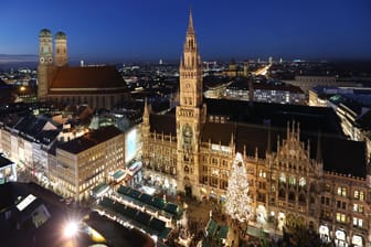 Der Münchner Christkindlmarkt auf dem Marienplatz (Archivbild): Die rund 2.500 Lichter des großen Weihnachtsbaumes glitzern vor der Kulisse des Rathauses.