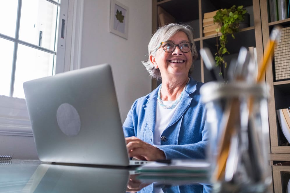 Rentnerin im Homeoffice (Symbolbild): Wenn Sie Ihre Rente mit einem Nebenjob aufbessern, erhöht sich womöglich Ihr Steuersatz.