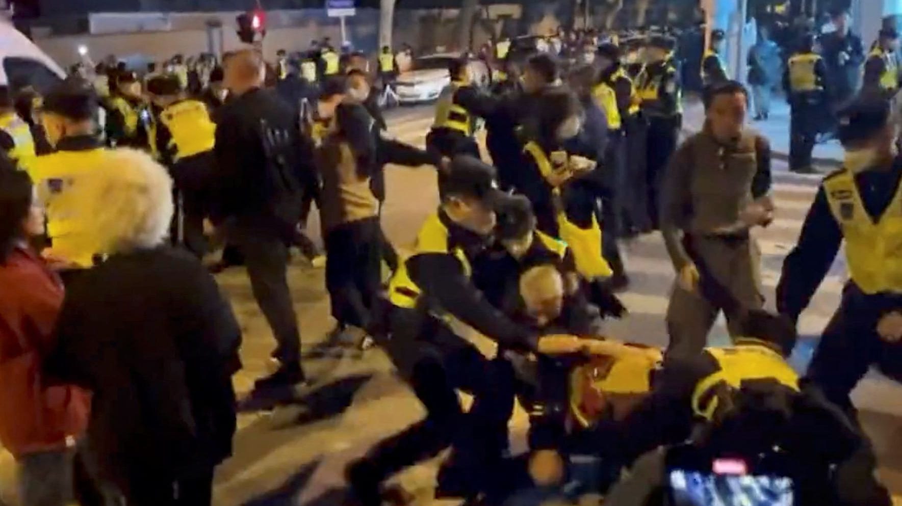 Polizisten verhaften Demonstranten in Shanghai: Das chinesische Regime unterdrückt oppositionelle Meinungen mit aller Härte.