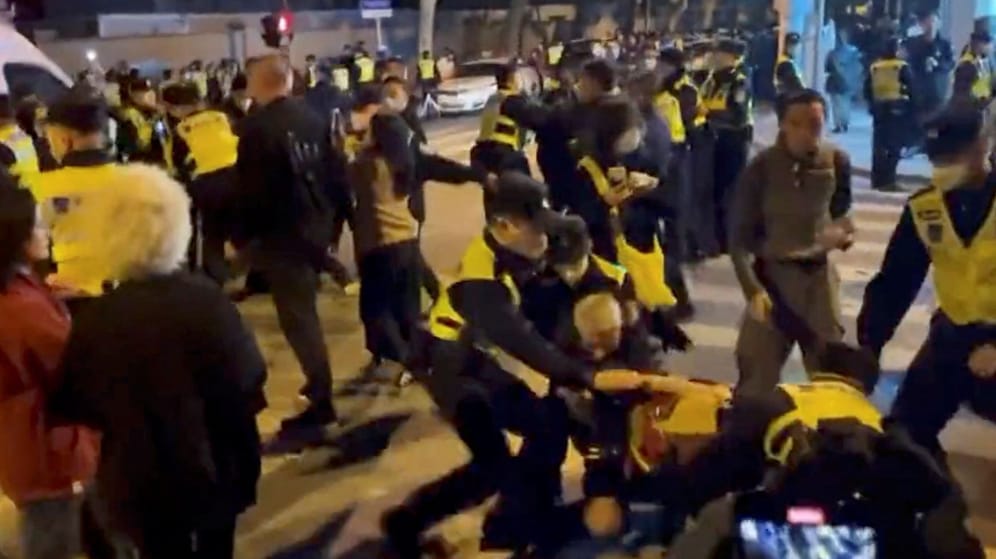 Polizisten verhaften Demonstranten in Shanghai: Das chinesische Regime unterdrückt oppositionelle Meinungen mit aller Härte.
