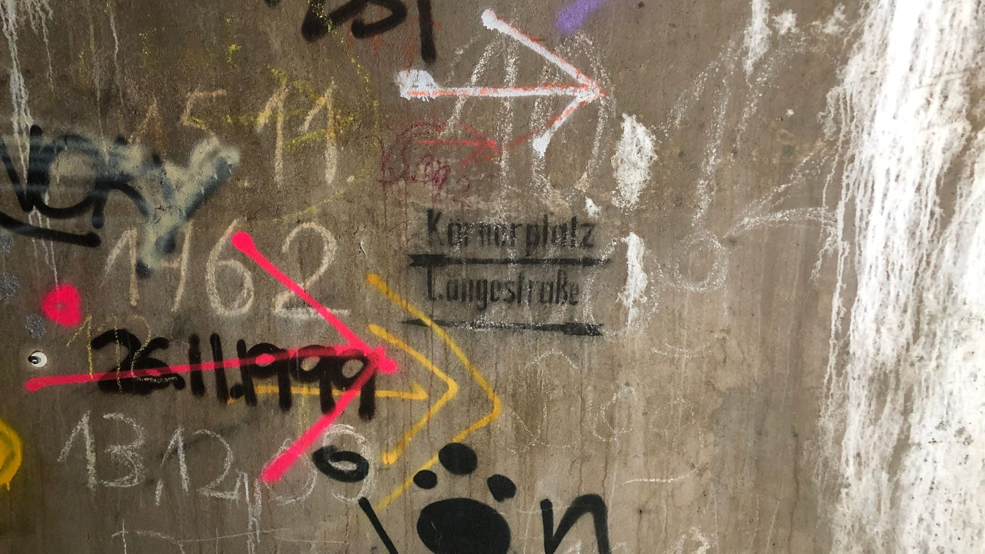 Mittlerweile zieren Graffitis und Tags einige der Bunker-Wände.