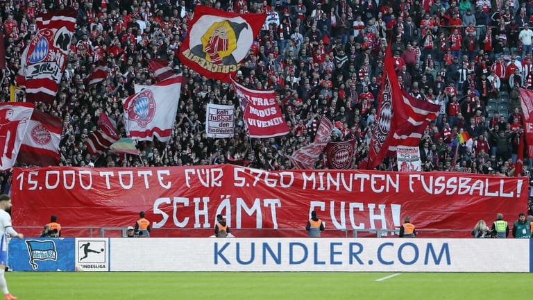 Protest auch in Berlin: Plakat am Rande der Partie zwischen Hertha BSC und den Bayern.