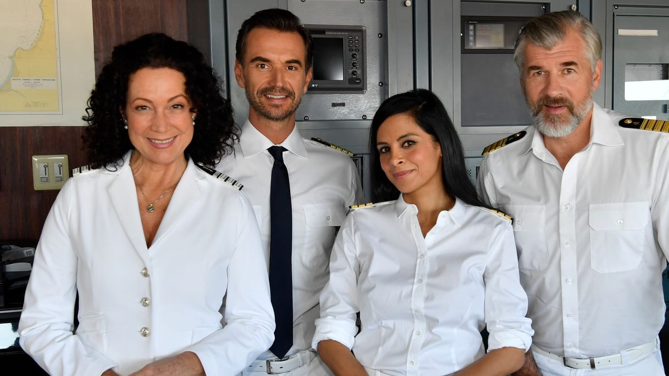 Die "Traumschiff"-Crew: Hanna Liebhold (Barbara Wussow), Kapitän Max Parger (Florian Silbereisen), Dr. Jessica Delgado (Collien Ulmen-Fernandes) und Staff-Kapitän Martin Grimm (Daniel Morgenroth).