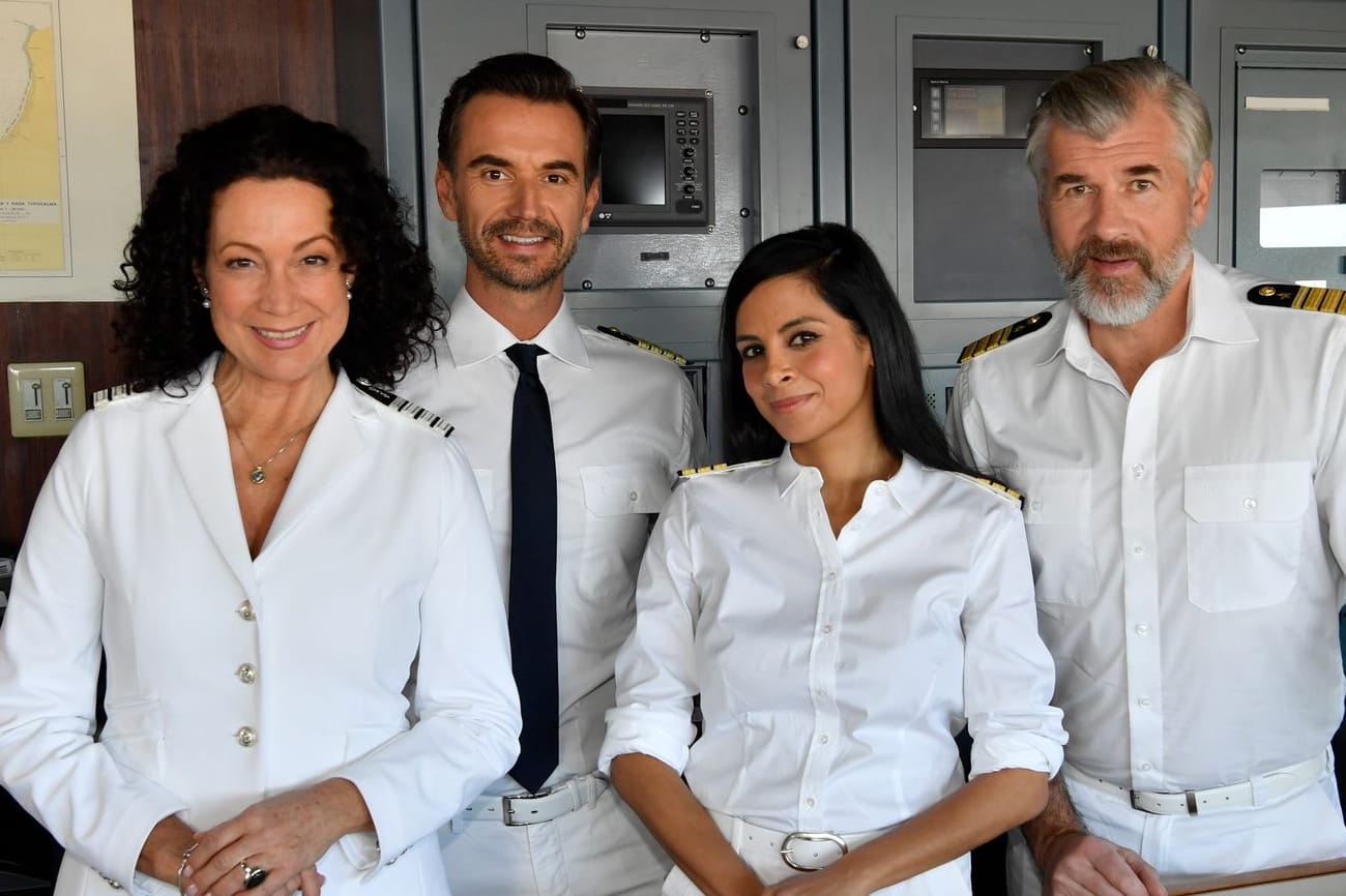 Die "Traumschiff"-Crew: Hanna Liebhold (Barbara Wussow), Kapitän Max Parger (Florian Silbereisen), Dr. Jessica Delgado (Collien Ulmen-Fernandes) und Staff-Kapitän Martin Grimm (Daniel Morgenroth).