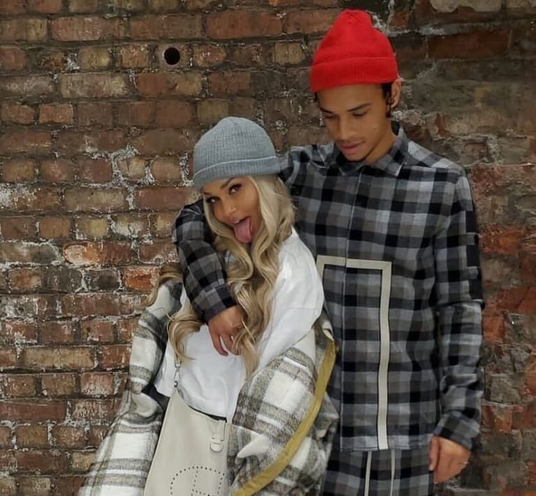 Leroy Sané: Der Fußballer liebt Candice Brook, ein Model aus New York. 2018 kam Tochter Rio Stella zur Welt.