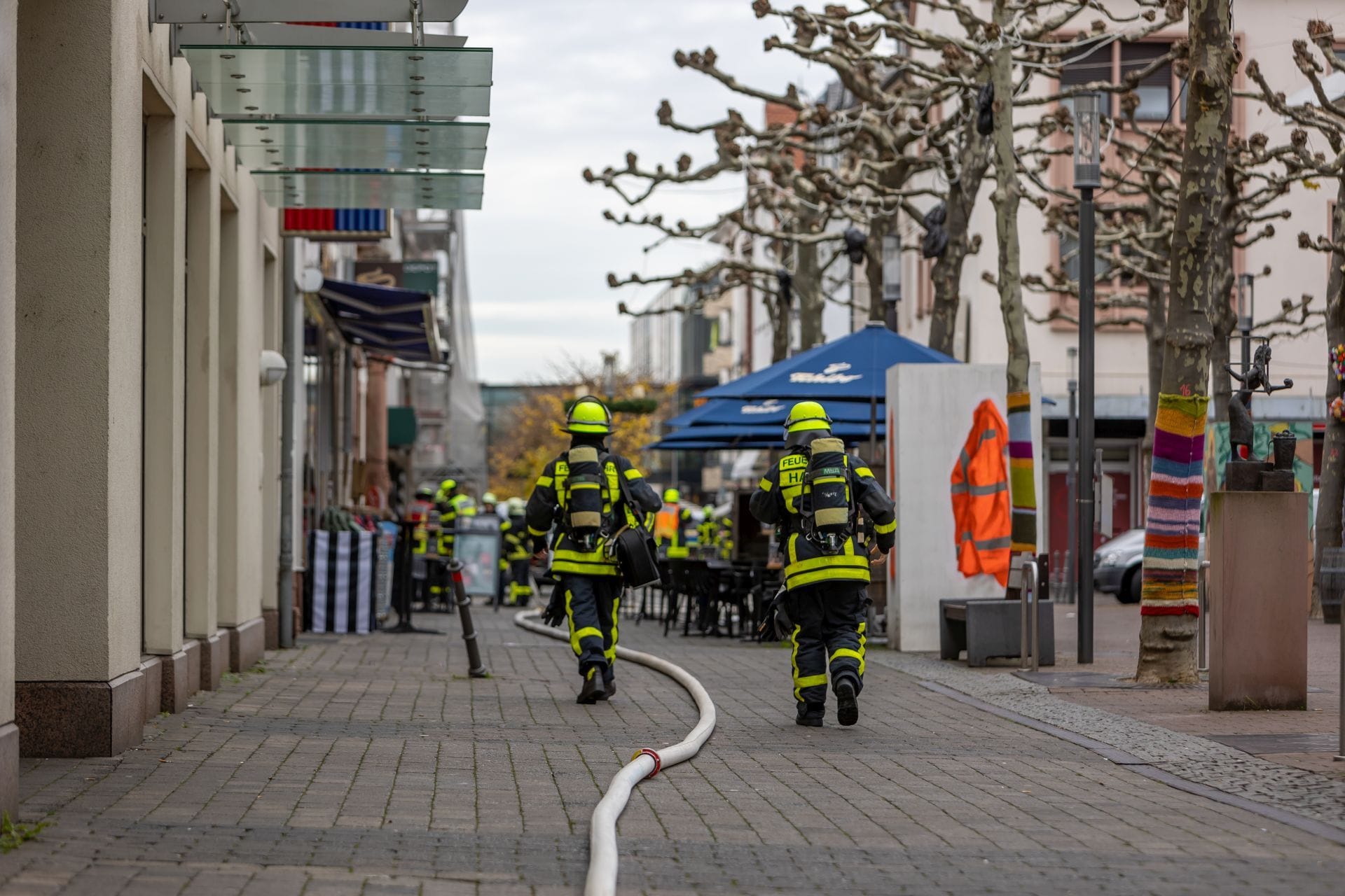 Einsatzkräfte vor Ort: Der Bereich um den Marktplatz in Hanau wurde gesperrt.