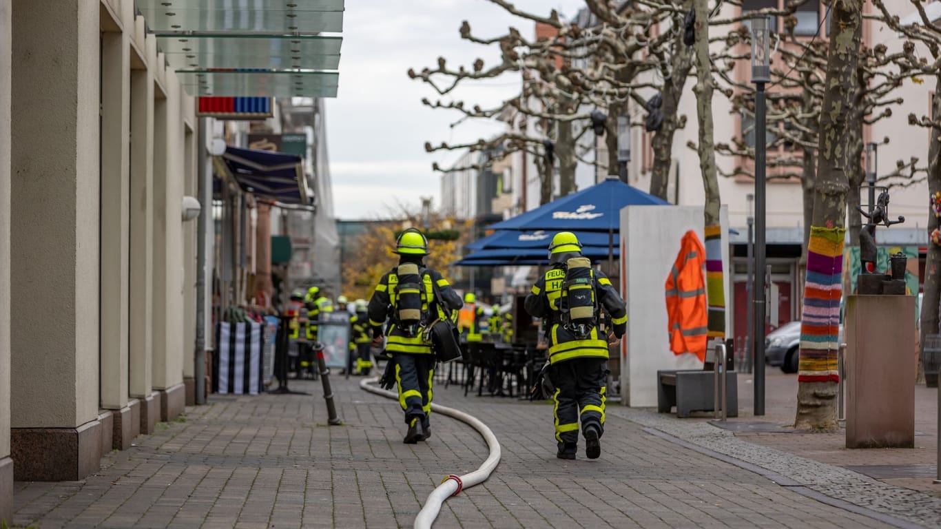 Einsatzkräfte vor Ort: Der Bereich um den Marktplatz in Hanau wurde gesperrt.