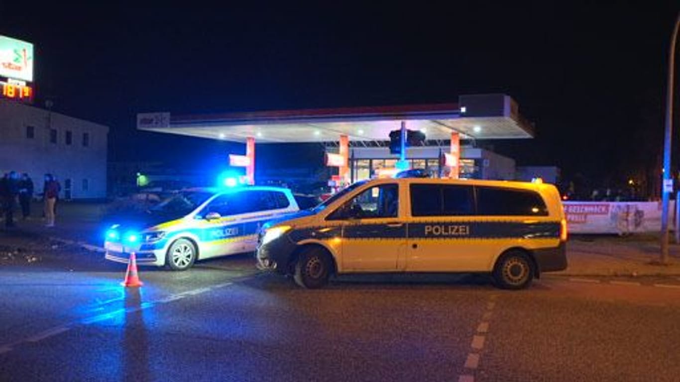 Polizeiautos vor einer Tankstelle in Oranienburg: Die Polizei hat bereits eine Vermutung über die Hintergründe der Tat.