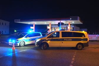 Polizeiautos vor einer Tankstelle in Oranienburg: Die Polizei hat bereits eine Vermutung über die Hintergründe der Tat.