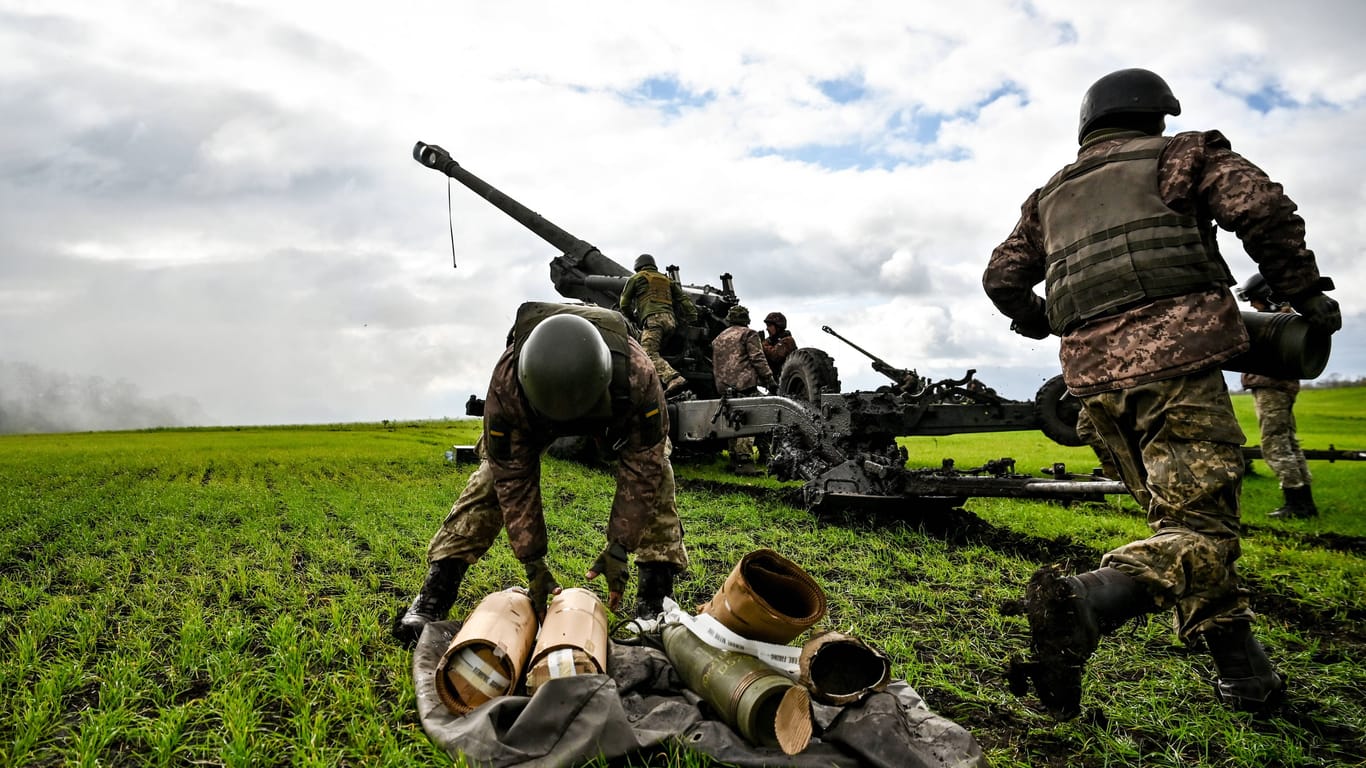 Ukrainische Soldaten laden eine deutsche Haubitze mit Munition: Um Cherson toben schwere Kämpfe.