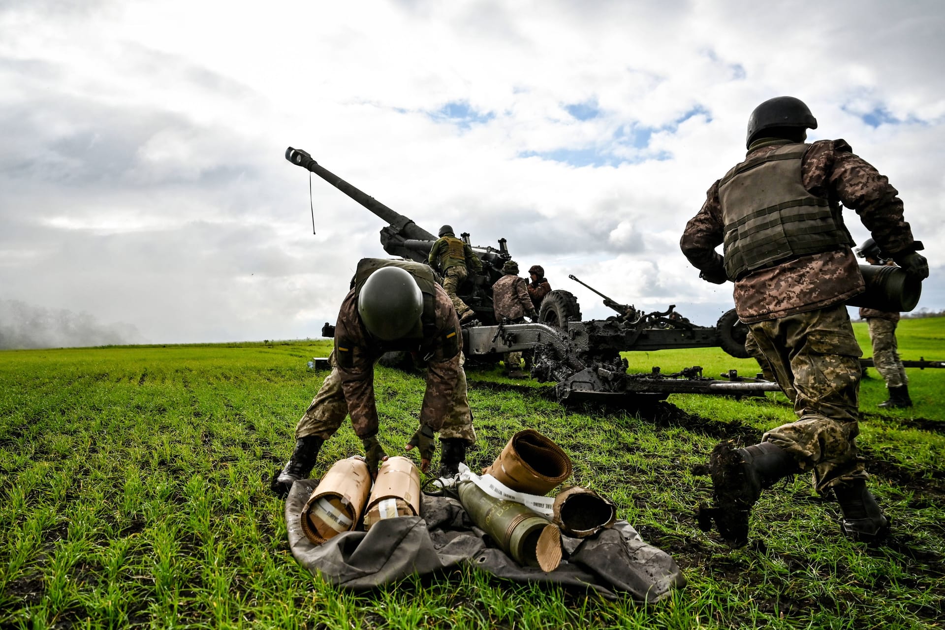 Ukrainische Soldaten laden eine deutsche Haubitze mit Munition: Um Cherson toben schwere Kämpfe.