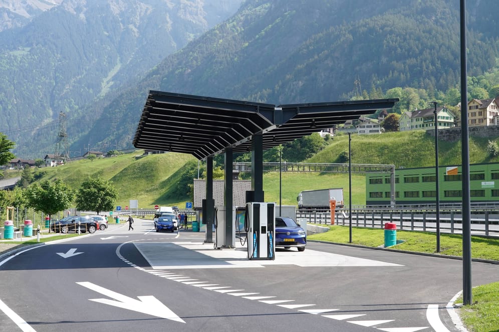 Eine Ladestation für E-Autos in der Schweiz (Symbolbild): Bei Strommangellage müssen viel Fahrzeuge stehen bleiben.
