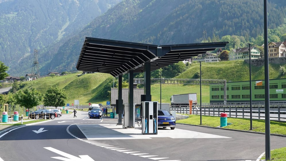 Eine Ladestation für E-Autos in der Schweiz (Symbolbild): Bei Strommangellage müssen viel Fahrzeuge stehen bleiben.